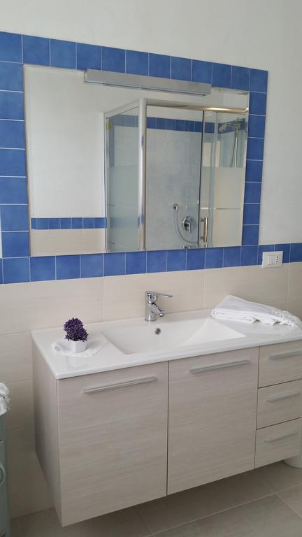 Apartment Iseo Lake Sale Marasino Kamer foto